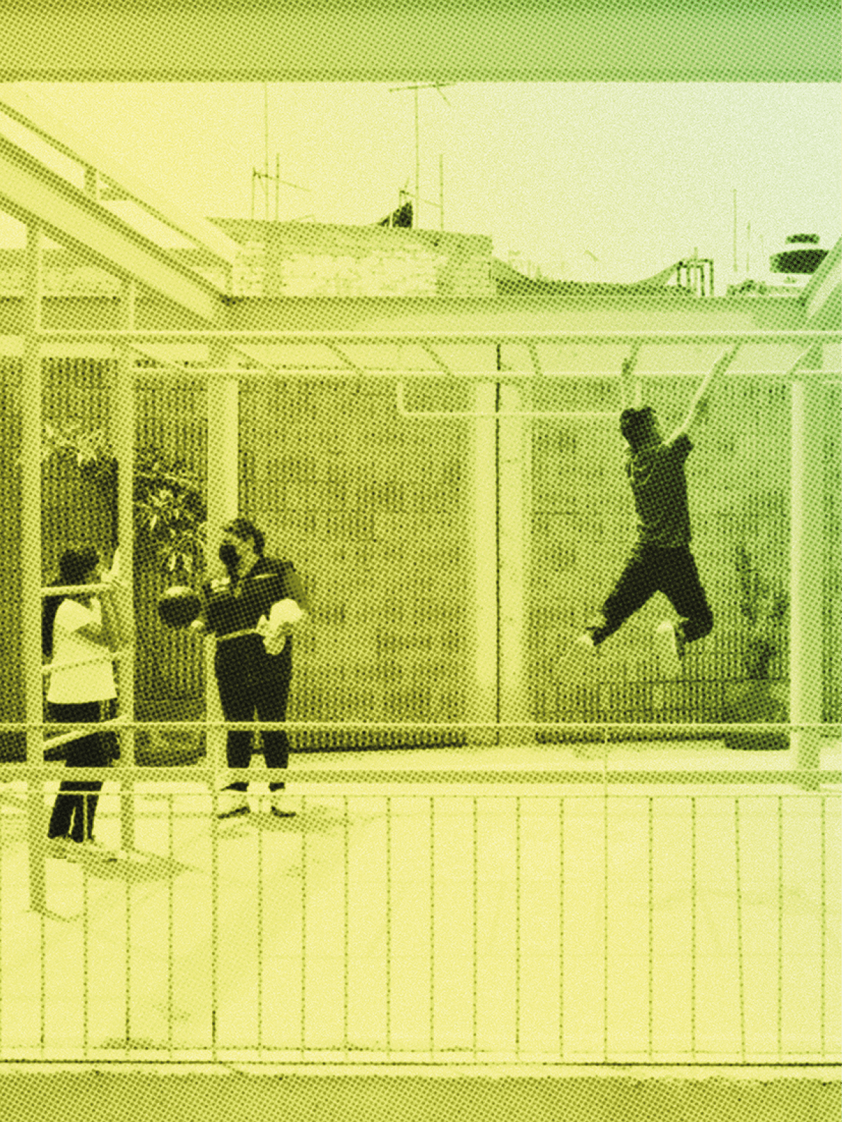 A man is hanging from a bar, while two people watch. Contenido generado con IA