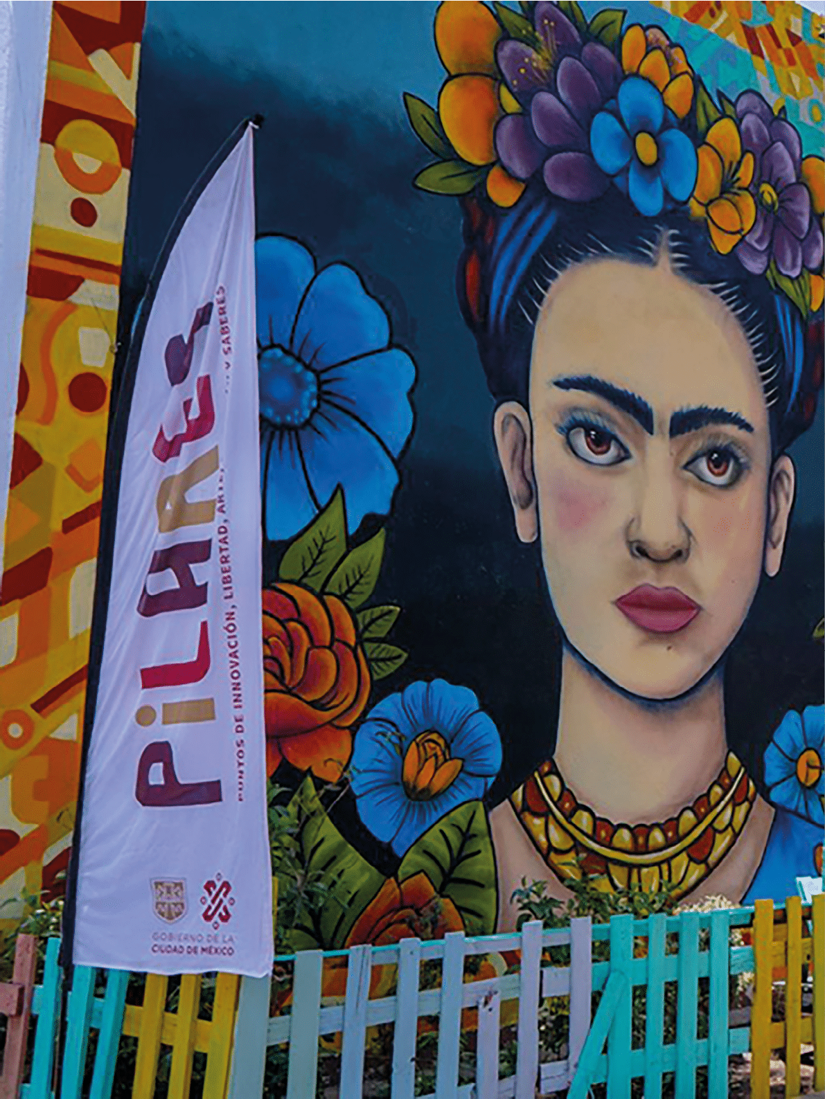 A woman's face is painted on a wall, with a flag in front of it. Contenido generado con IA