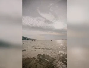 Espejo negro del mar de acapulco